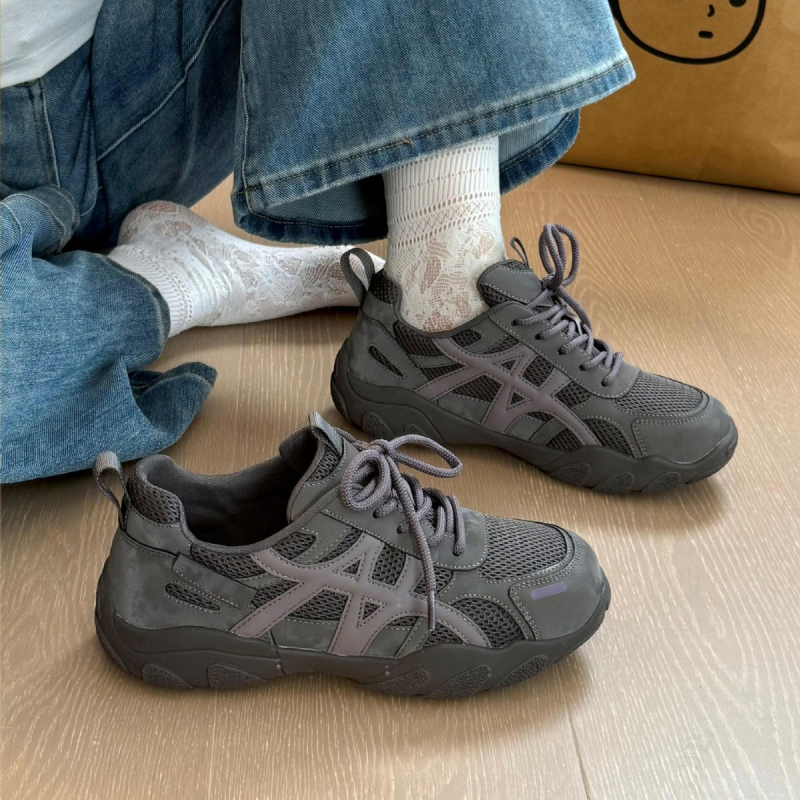 Moterų treniruočių bateliai, Viršutinė dalis: dviejų sluoksnių galvijų odos + audinys; Raštas: spalvų blokas; Uždarymas: raišteliai; Padas: guma; Vidinė medžiaga: tinklas