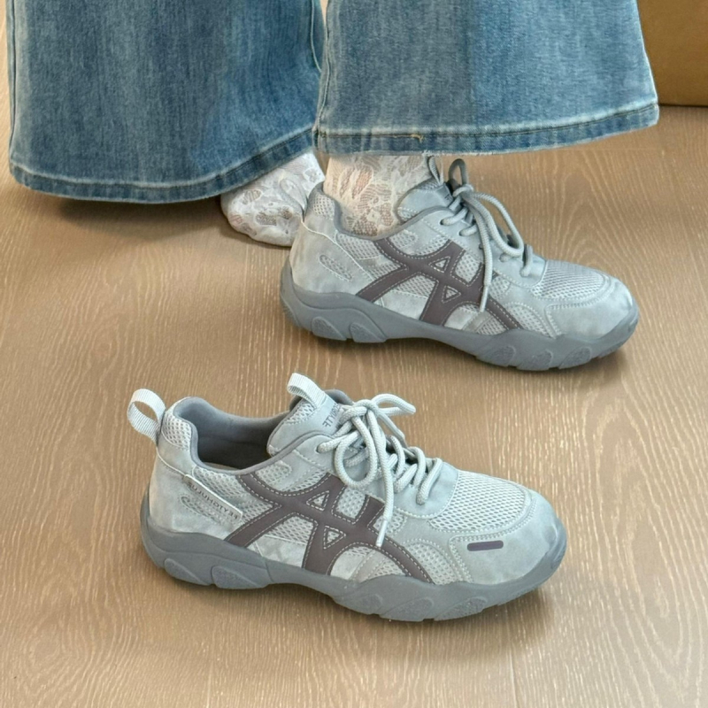 Moterų treniruočių bateliai, Viršutinė dalis: dviejų sluoksnių galvijų odos + audinys; Raštas: spalvų blokas; Uždarymas: raišteliai; Padas: guma; Vidinė medžiaga: tinklas