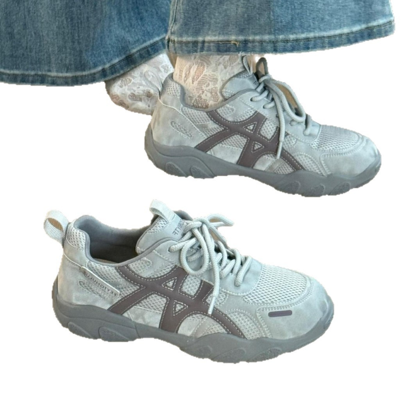 Moterų treniruočių bateliai, Viršutinė dalis: dviejų sluoksnių galvijų odos + audinys; Raštas: spalvų blokas; Uždarymas: raišteliai; Padas: guma; Vidinė medžiaga: tinklas