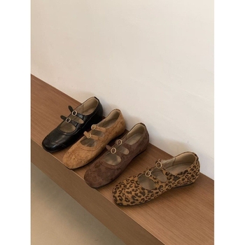 Mary Jane bateliai su apvalia nosimi, nubuko viršus, vidutinio aukščio kulnas 3–6 cm, gumos padas, vidpadis iš dirbtinės odos