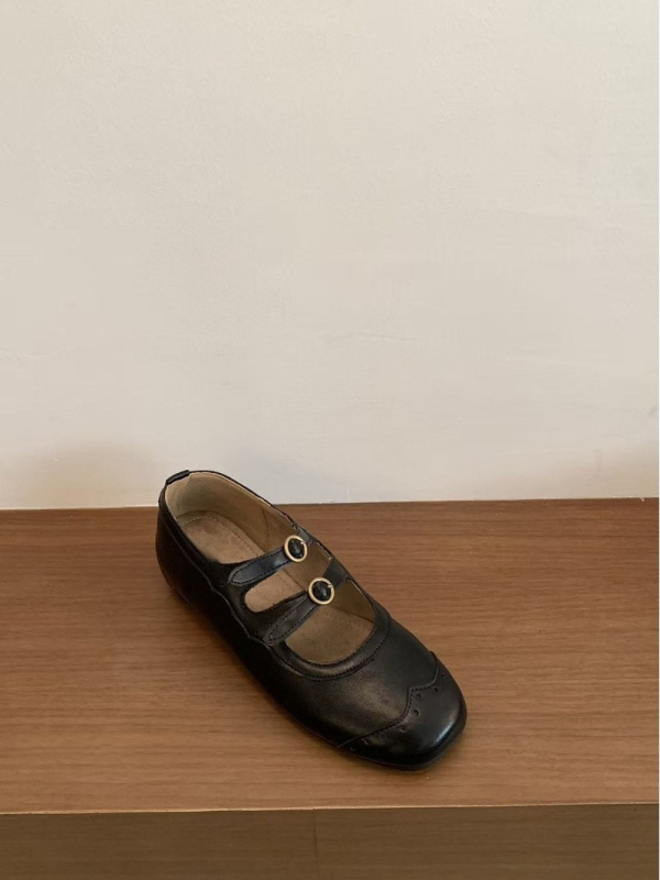 Mary Jane bateliai su apvalia nosimi, nubuko viršus, vidutinio aukščio kulnas 3–6 cm, gumos padas, vidpadis iš dirbtinės odos