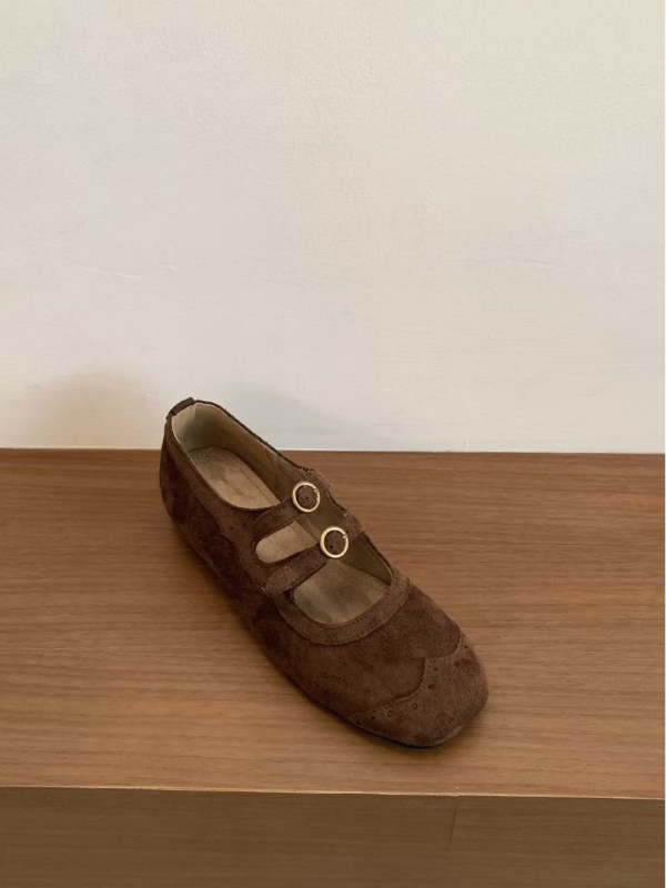 Mary Jane bateliai su apvalia nosimi, nubuko viršus, vidutinio aukščio kulnas 3–6 cm, gumos padas, vidpadis iš dirbtinės odos