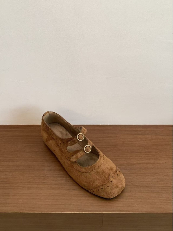 Mary Jane bateliai su apvalia nosimi, nubuko viršus, vidutinio aukščio kulnas 3–6 cm, gumos padas, vidpadis iš dirbtinės odos