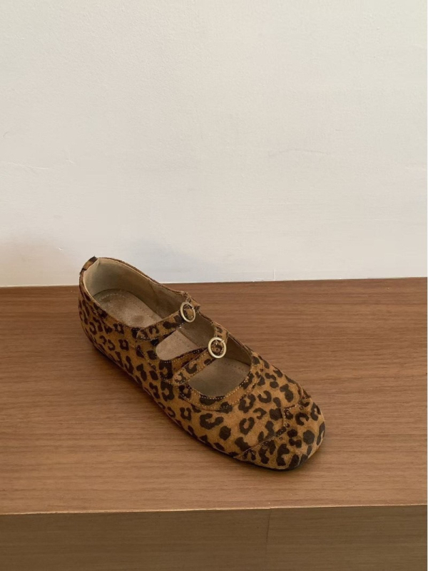 Mary Jane bateliai su apvalia nosimi, nubuko viršus, vidutinio aukščio kulnas 3–6 cm, gumos padas, vidpadis iš dirbtinės odos