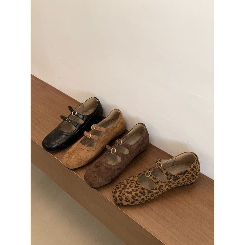 Mary Jane bateliai su apvalia nosimi, nubuko viršus, vidutinio aukščio kulnas 3–6 cm, gumos padas, vidpadis iš dirbtinės odos