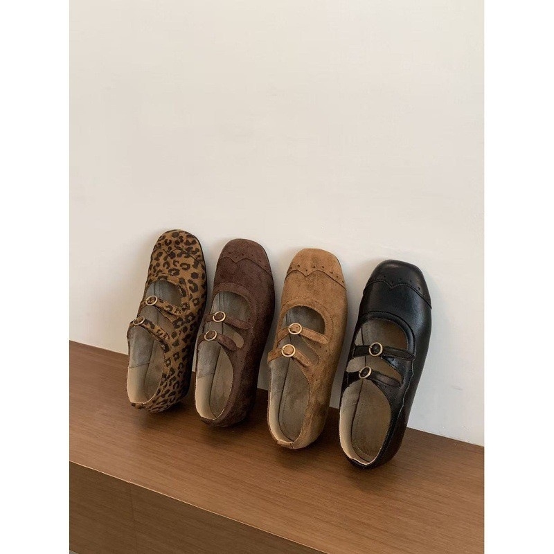 Mary Jane bateliai su apvalia nosimi, nubuko viršus, vidutinio aukščio kulnas 3–6 cm, gumos padas, vidpadis iš dirbtinės odos