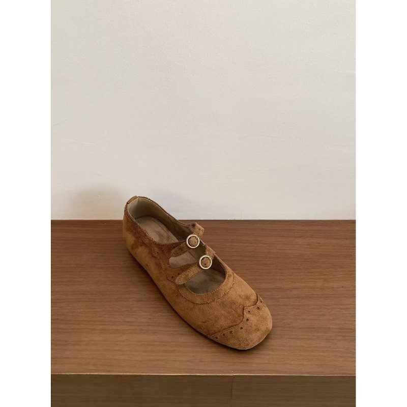 Mary Jane bateliai su apvalia nosimi, nubuko viršus, vidutinio aukščio kulnas 3–6 cm, gumos padas, vidpadis iš dirbtinės odos