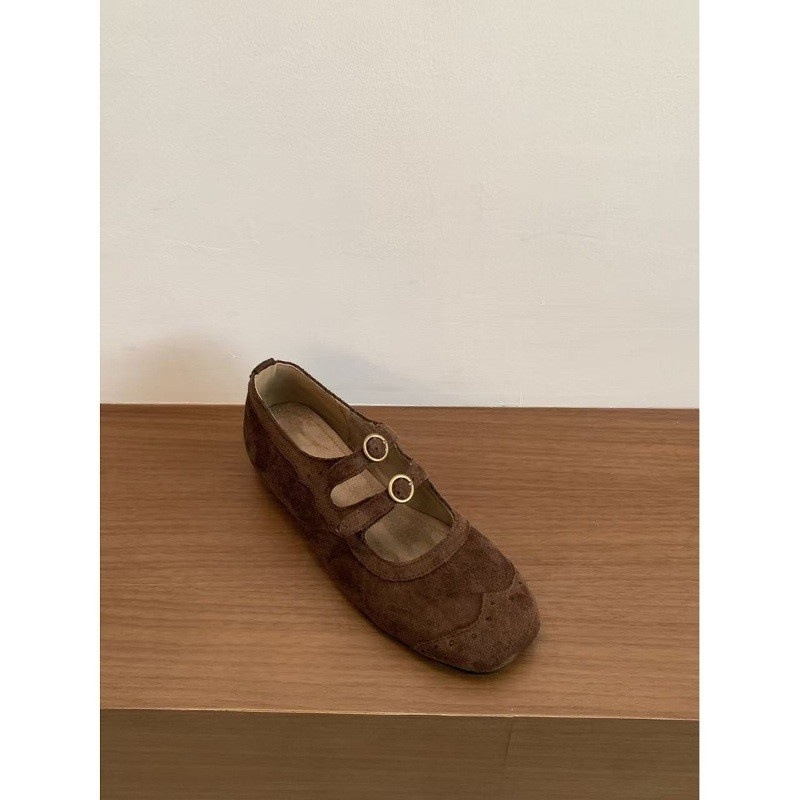 Mary Jane bateliai su apvalia nosimi, nubuko viršus, vidutinio aukščio kulnas 3–6 cm, gumos padas, vidpadis iš dirbtinės odos