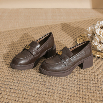 Moteriški loaferiai iš avies odos su apvaliu nosimi, stora kulnė 3-5 cm, retro stilius