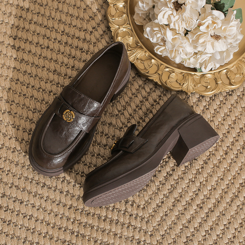 Moteriški loaferiai iš avies odos su apvaliu nosimi, stora kulnė 3-5 cm, retro stilius