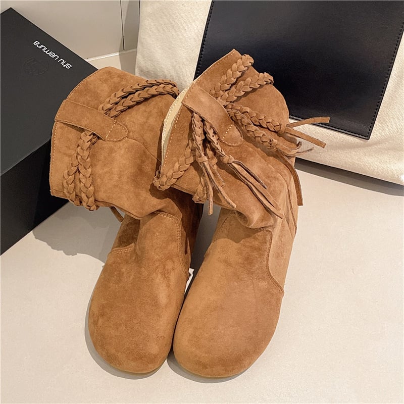 Női rövid bokacsizma velúr felsőrésszel, gumírozott talp, kerek orr, alacsony szár, vastag 3–5 cm-es sarkú