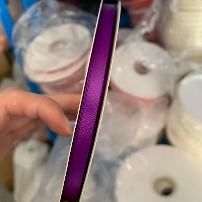 Сатенова лента за сватбени букети, опаковане на подаръци и DIY панделки (Материал: сатен; Приложения: сватби, букети, опаковане на подаръци, занаяти)