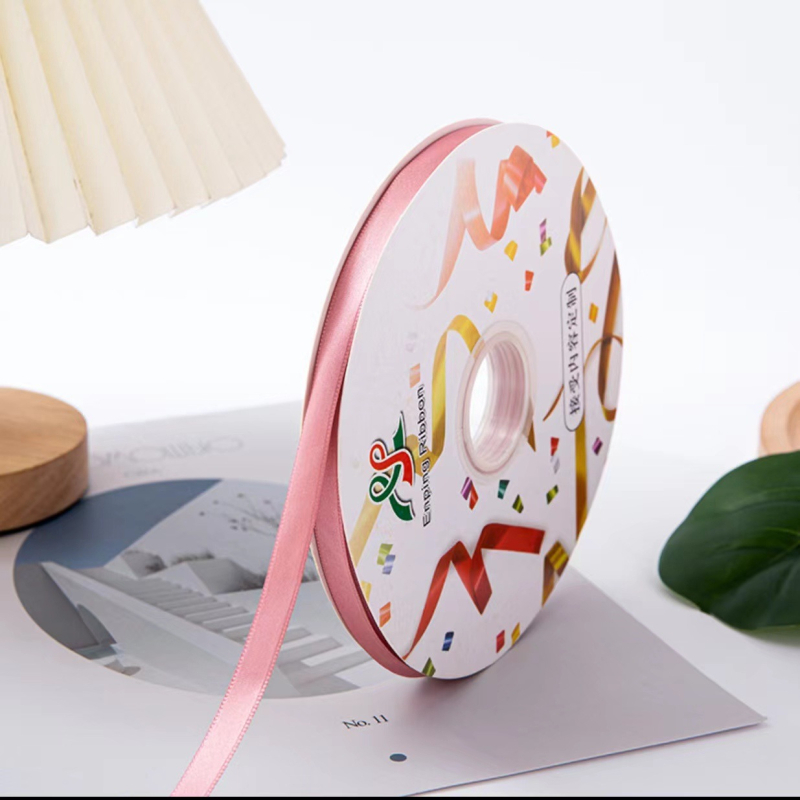 Сатенова лента за сватбени букети, опаковане на подаръци и DIY панделки (Материал: сатен; Приложения: сватби, букети, опаковане на подаръци, занаяти)