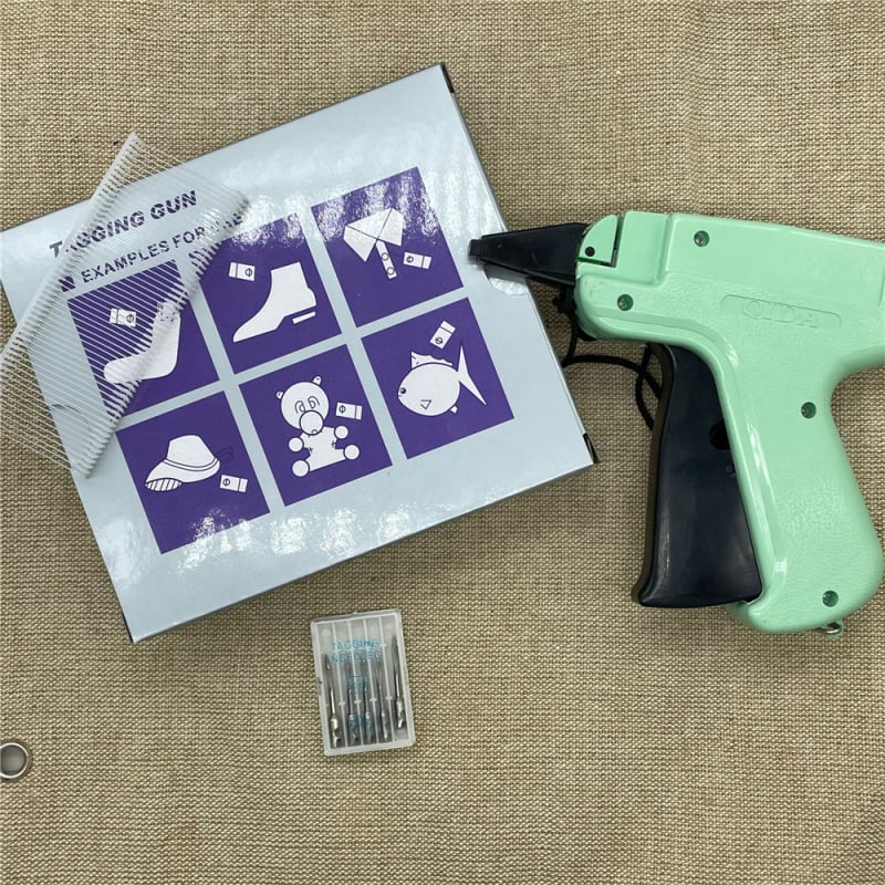 Etiketės pistoletas drabužiams ir aksesuarams; fiksuotas ženklinimas; suderinamas su spaustukais (snap fasteners); tinka pliušiniams žaislams, šalikams ir namų tekstilei