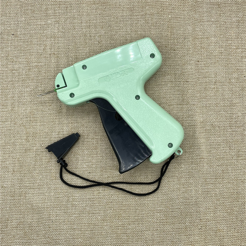 Etiketės pistoletas drabužiams ir aksesuarams; fiksuotas ženklinimas; suderinamas su spaustukais (snap fasteners); tinka pliušiniams žaislams, šalikams ir namų tekstilei