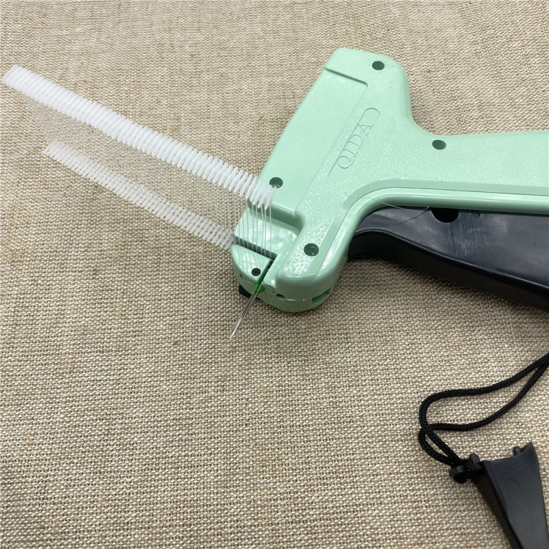 Etiketės pistoletas drabužiams ir aksesuarams; fiksuotas ženklinimas; suderinamas su spaustukais (snap fasteners); tinka pliušiniams žaislams, šalikams ir namų tekstilei