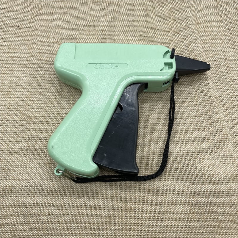 Etiketės pistoletas drabužiams ir aksesuarams; fiksuotas ženklinimas; suderinamas su spaustukais (snap fasteners); tinka pliušiniams žaislams, šalikams ir namų tekstilei