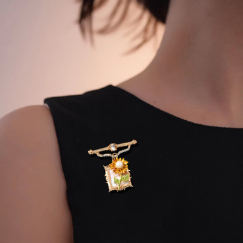 Broš iš cinko lydinio, geometriniai gėlių motyvai, retro stilius, gėlės forma, lašų aliejaus apdaila; muylinda ženklas, unisex, pavasaris 2025