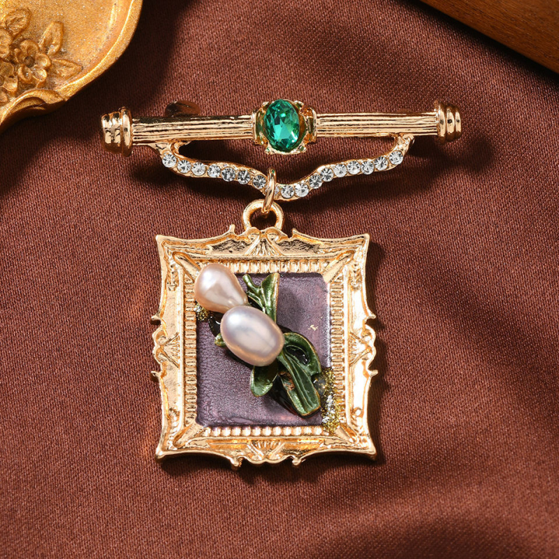 Broš iš cinko lydinio, geometriniai gėlių motyvai, retro stilius, gėlės forma, lašų aliejaus apdaila; muylinda ženklas, unisex, pavasaris 2025