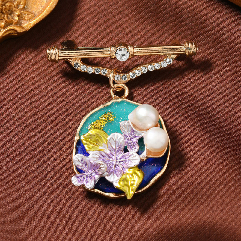 Broš iš cinko lydinio, geometriniai gėlių motyvai, retro stilius, gėlės forma, lašų aliejaus apdaila; muylinda ženklas, unisex, pavasaris 2025