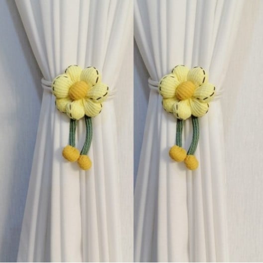 Aizkaru saitītes ar ziedu dekoru, gazes aizkariem šņorēm, uzglabāšanas sprādze, vienkāršs un mūsdienīgs stils