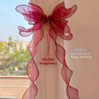 Užuolaidų kilpelės su šilko gėlių lanku – universalus stilius