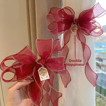 Užuolaidų kilpelės su šilko gėlių lanku – universalus stilius