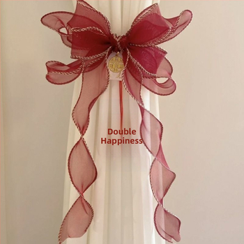 Užuolaidų kilpelės su šilko gėlių lanku – universalus stilius