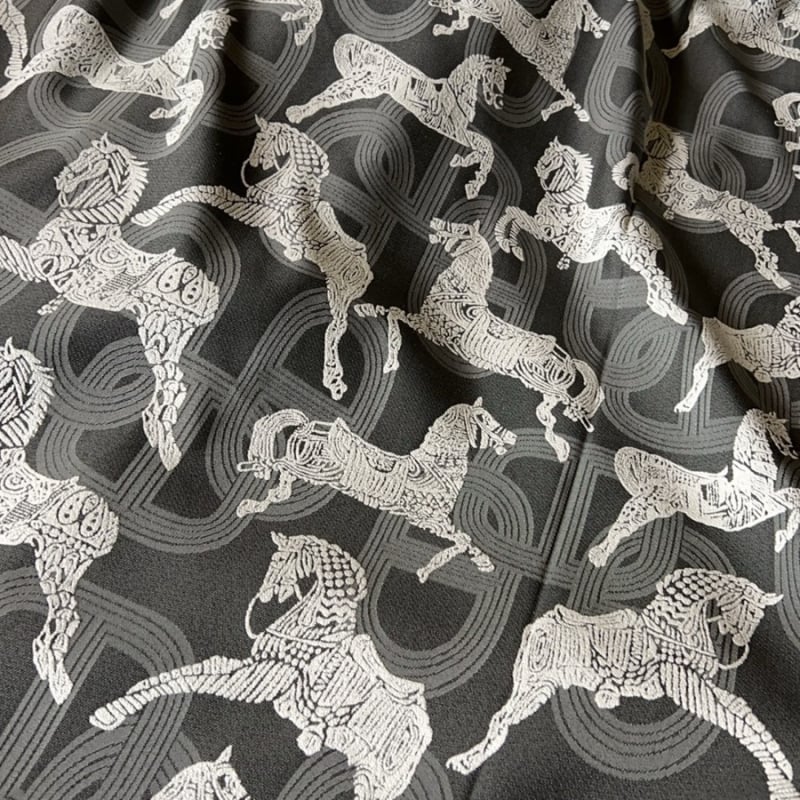 Poliesterio Jacquard užuolaidų audinys, pusapšvietimas 40–70%, tinkamas kampiniams langams ir grindų iki lubų langams, augalų ir gėlių raštas