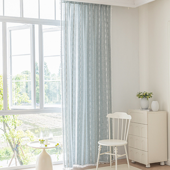 Poliesterinės užuolaidos su medvilnės-linų mišiniu, pusiau permatotos, siuvinėtos, suteikiant 40–70% šešėlius, tinka svetainei ir miegamajam.