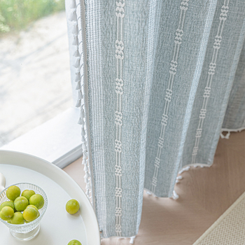 Poliesterinės užuolaidos su medvilnės-linų mišiniu, pusiau permatotos, siuvinėtos, suteikiant 40–70% šešėlius, tinka svetainei ir miegamajam.