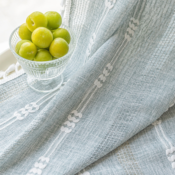 Poliesterinės užuolaidos su medvilnės-linų mišiniu, pusiau permatotos, siuvinėtos, suteikiant 40–70% šešėlius, tinka svetainei ir miegamajam.