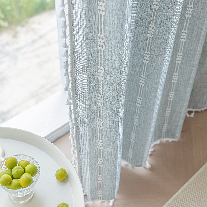 Poliesterinės užuolaidos su medvilnės-linų mišiniu, pusiau permatotos, siuvinėtos, suteikiant 40–70% šešėlius, tinka svetainei ir miegamajam.