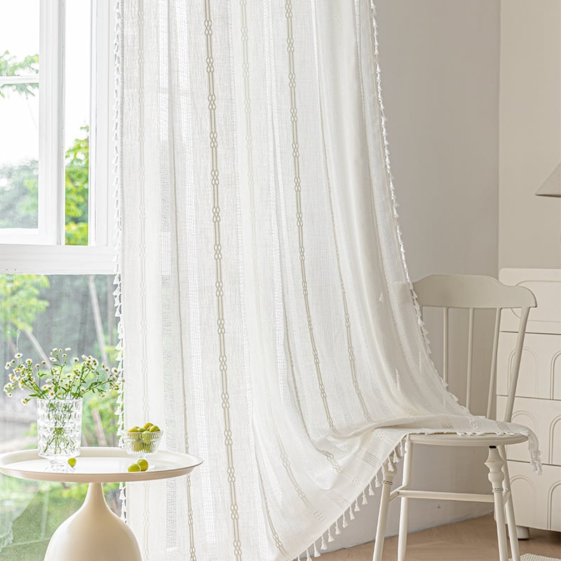 Poliesterinės užuolaidos su medvilnės-linų mišiniu, pusiau permatotos, siuvinėtos, suteikiant 40–70% šešėlius, tinka svetainei ir miegamajam.