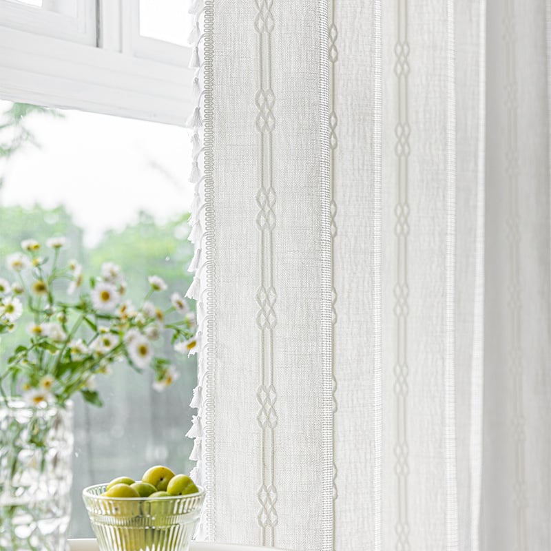 Poliesterinės užuolaidos su medvilnės-linų mišiniu, pusiau permatotos, siuvinėtos, suteikiant 40–70% šešėlius, tinka svetainei ir miegamajam.