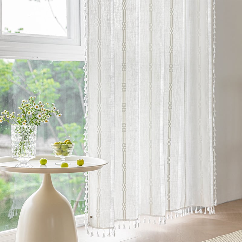 Poliesterinės užuolaidos su medvilnės-linų mišiniu, pusiau permatotos, siuvinėtos, suteikiant 40–70% šešėlius, tinka svetainei ir miegamajam.