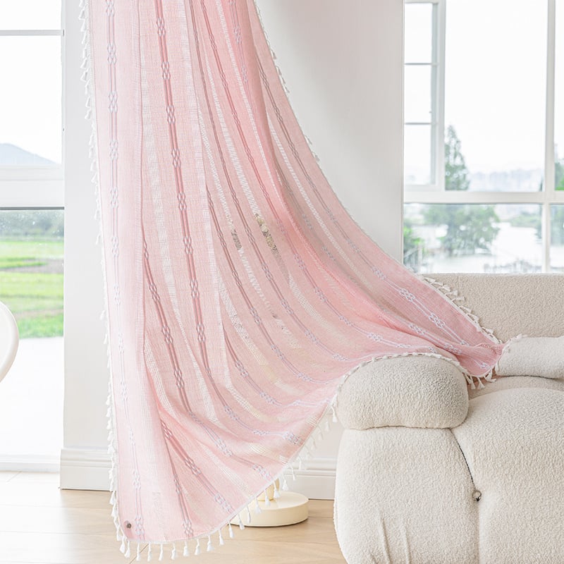 Poliesterinės užuolaidos su medvilnės-linų mišiniu, pusiau permatotos, siuvinėtos, suteikiant 40–70% šešėlius, tinka svetainei ir miegamajam.