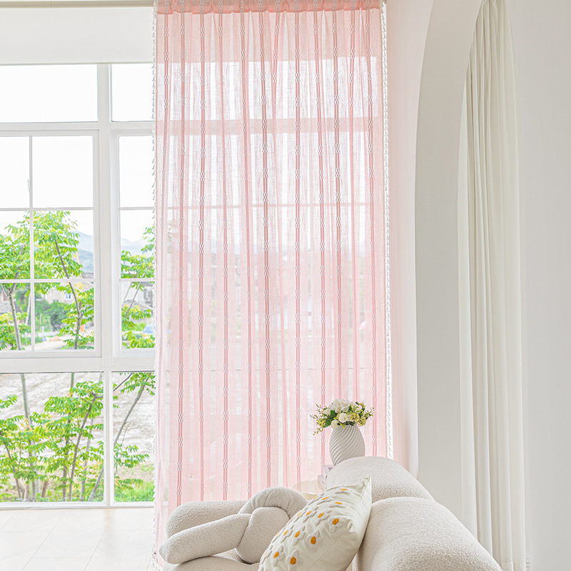 Poliesterinės užuolaidos su medvilnės-linų mišiniu, pusiau permatotos, siuvinėtos, suteikiant 40–70% šešėlius, tinka svetainei ir miegamajam.