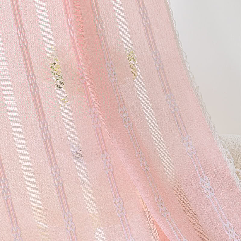 Poliesterinės užuolaidos su medvilnės-linų mišiniu, pusiau permatotos, siuvinėtos, suteikiant 40–70% šešėlius, tinka svetainei ir miegamajam.