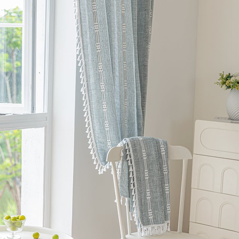 Poliesterinės užuolaidos su medvilnės-linų mišiniu, pusiau permatotos, siuvinėtos, suteikiant 40–70% šešėlius, tinka svetainei ir miegamajam.