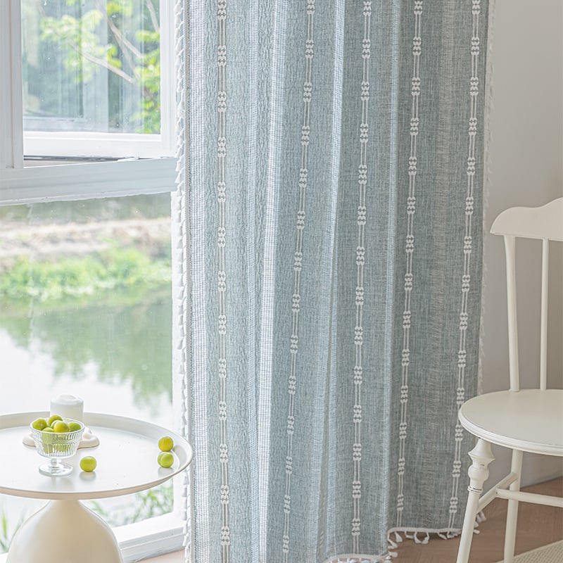 Poliesterinės užuolaidos su medvilnės-linų mišiniu, pusiau permatotos, siuvinėtos, suteikiant 40–70% šešėlius, tinka svetainei ir miegamajam.