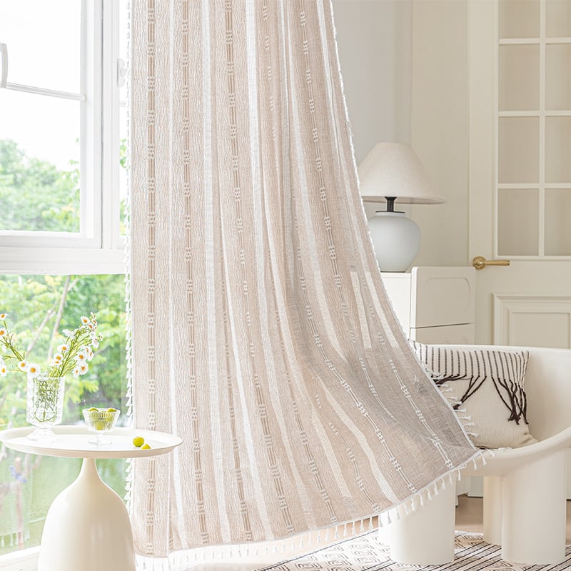 Poliesterinės užuolaidos su medvilnės-linų mišiniu, pusiau permatotos, siuvinėtos, suteikiant 40–70% šešėlius, tinka svetainei ir miegamajam.