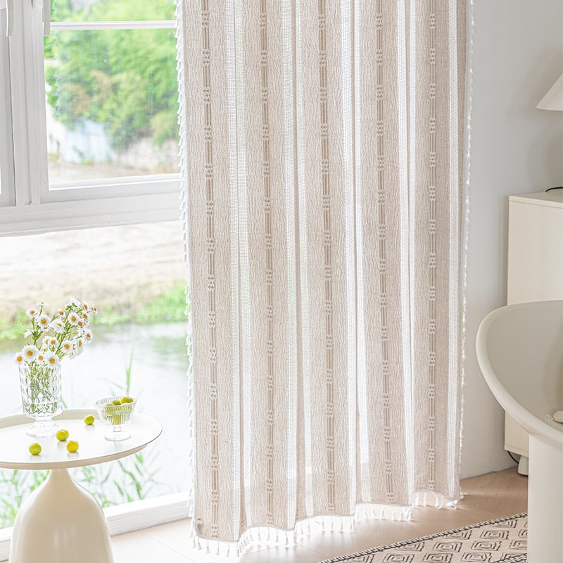 Poliesterinės užuolaidos su medvilnės-linų mišiniu, pusiau permatotos, siuvinėtos, suteikiant 40–70% šešėlius, tinka svetainei ir miegamajam.