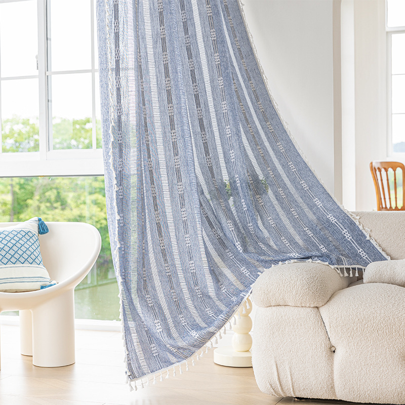 Poliesterinės užuolaidos su medvilnės-linų mišiniu, pusiau permatotos, siuvinėtos, suteikiant 40–70% šešėlius, tinka svetainei ir miegamajam.