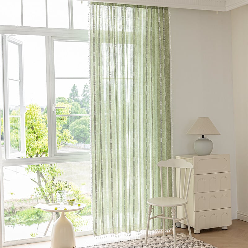 Poliesterinės užuolaidos su medvilnės-linų mišiniu, pusiau permatotos, siuvinėtos, suteikiant 40–70% šešėlius, tinka svetainei ir miegamajam.