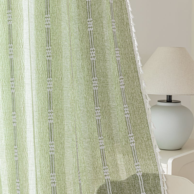 Poliesterinės užuolaidos su medvilnės-linų mišiniu, pusiau permatotos, siuvinėtos, suteikiant 40–70% šešėlius, tinka svetainei ir miegamajam.