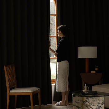 Medvilnės-linų džakardo užuolaidos tamsinimo funkcija 71–90%; modernus minimalistinis stilius; tinka įvairių tipų langams; montavimas įmanomas