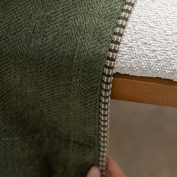 Medvilnės-linų džakardo užuolaidos tamsinimo funkcija 71–90%; modernus minimalistinis stilius; tinka įvairių tipų langams; montavimas įmanomas