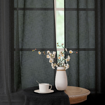 Juoda poliesterio užuolaida, presuota tekstūra, skaidri matoma, vienos spalvos raštas, šiuolaikinis minimalistinis stilius