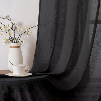 Juoda poliesterio užuolaida, presuota tekstūra, skaidri matoma, vienos spalvos raštas, šiuolaikinis minimalistinis stilius